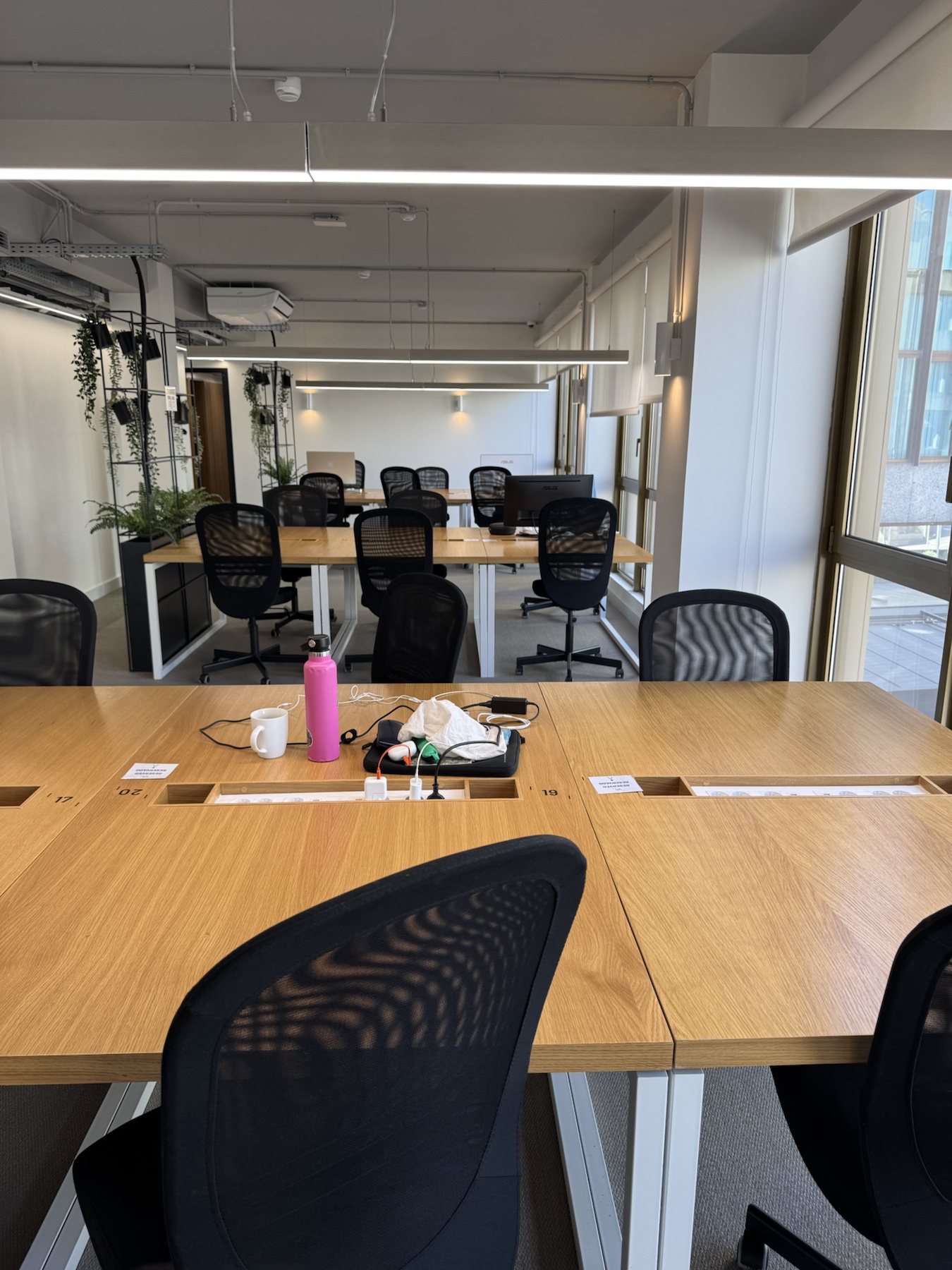 Blick in den Arbeitsbereich von Vertical Coworking Dom Henrique in Porto.